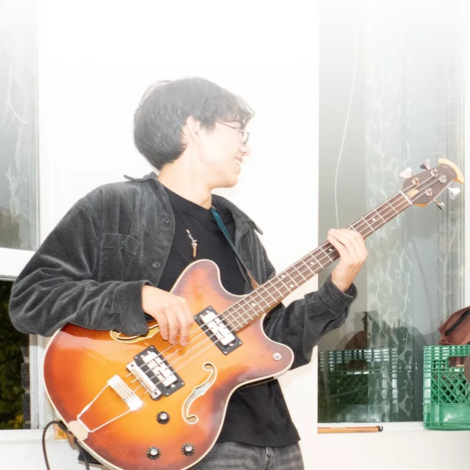 Arend Tigchelaar playing bass guitar