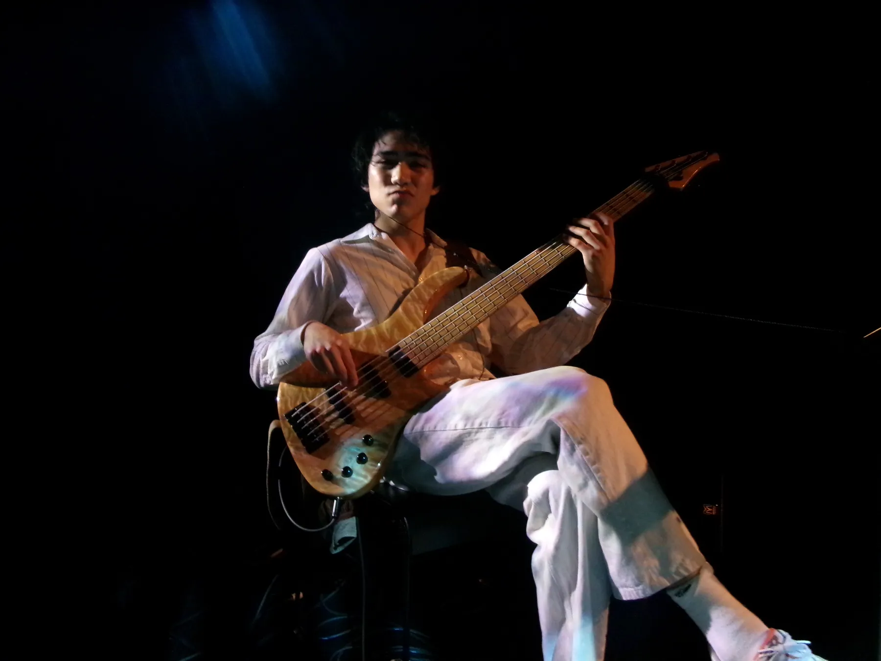 Arend Tigchelaar performing bass on stage